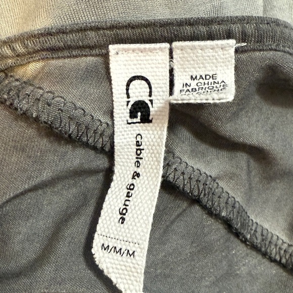 Cable & Gauge Gray White Stars Wide V Neck Women’s M Short Sleeve High Low Tee - Picture 6 of 8